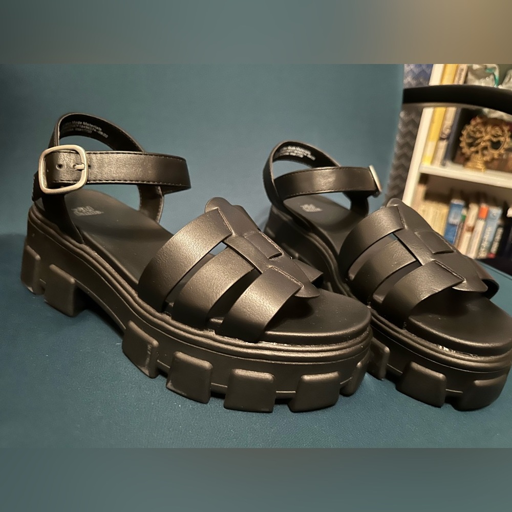 NWOT Size 9 Wild Fable Platform Sandles